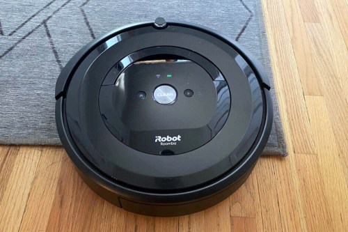 A iRobot Roomba e5 sits on the floor.