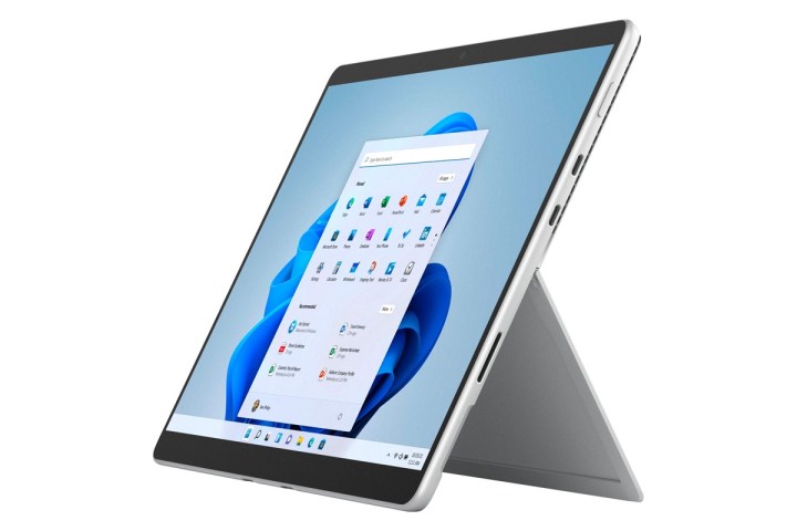Microsoft Surface Pro 8 pada sudut samping dan dinaikkan pada penyangga saat menampilkan aplikasi.
