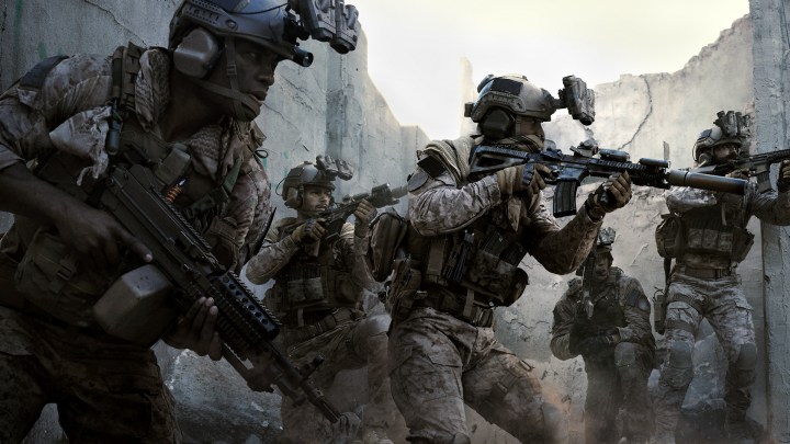 Soldiers infiltrate a building in Modern Warfare.