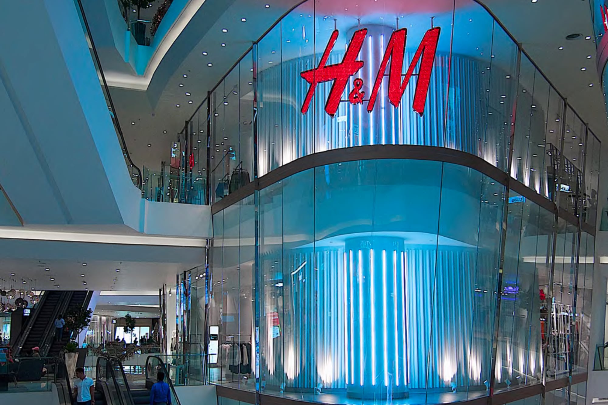 Interior do shopping de varejo com a loja H&M em destaque.