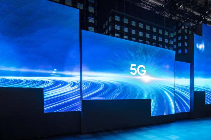 Blue panels showing 5G logo at CES booth.
