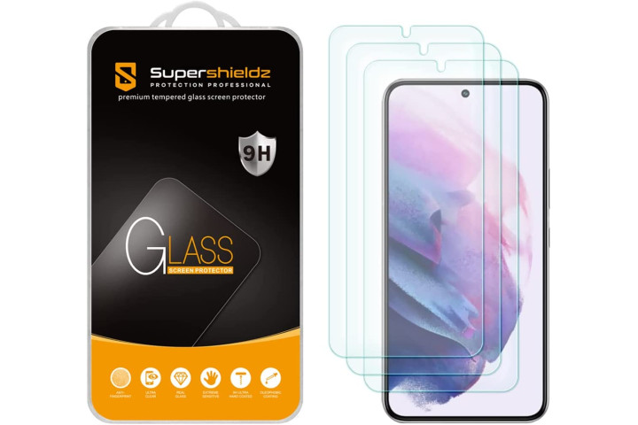 محافظ شیشه ای Supershieldz برای Samsung Galaxy S22 Plus که گوشی، سه محافظ صفحه و بسته بندی را به نمایش می گذارد.