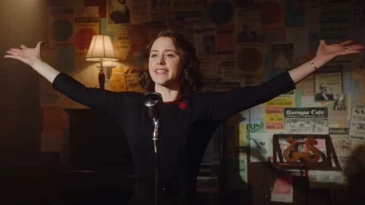 Rachel Brosnahan ouvre les bras sur scène dans The Marvelous Mrs. Maise.