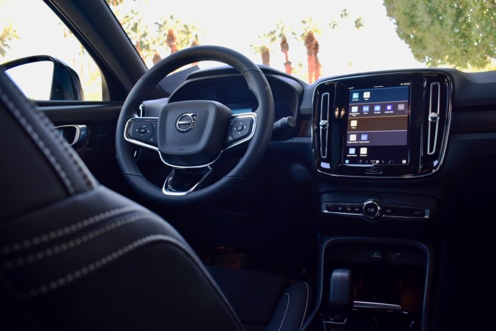 Вид интерьера электромобиля Volvo C40 Recharge 2022, включая рулевое колесо и сенсорный экран.