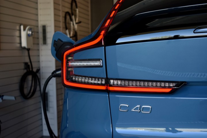 Дизайн задних фонарей Volvo C40 Recharge 2022 года крупным планом показан во время зарядки.
