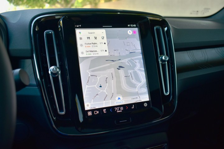 Информационно-развлекательный сенсорный экран электромобиля Volvo C40 Recharge в 2022 году.