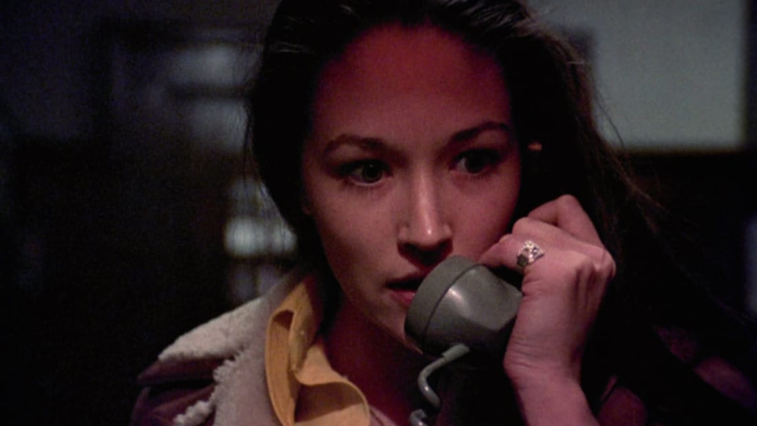 Jess responde a la llamada telefónica de un acosador en "Black Christmas" (1974).