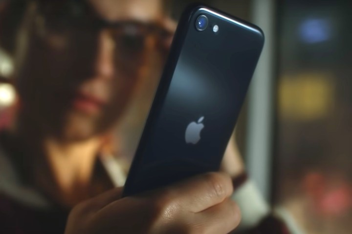 Apple iPhone SE 2022 in colore nero.