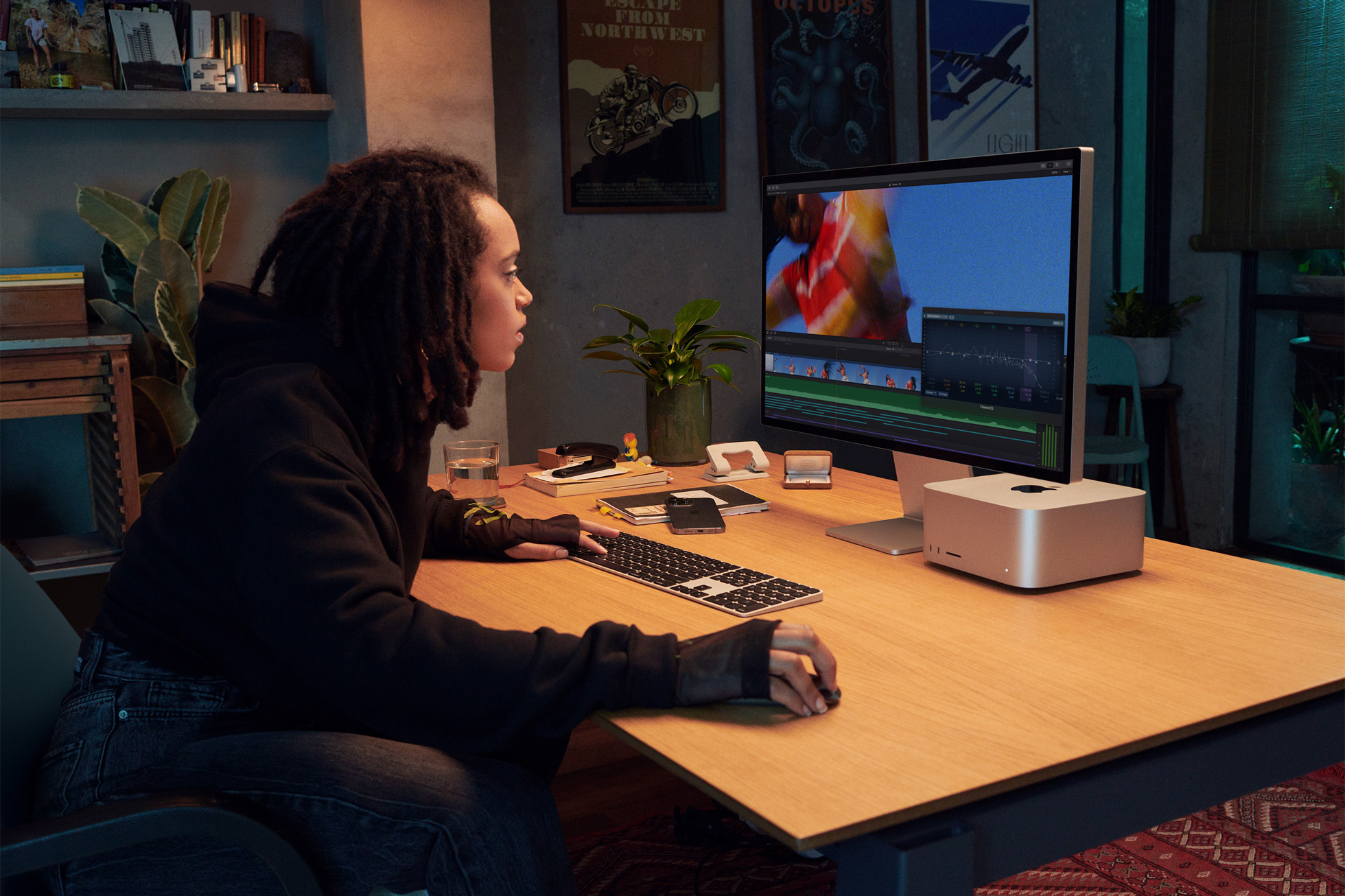 桌子上的 Apple Studio Display 和 Mac Studio 电脑。