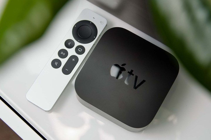 Uma Apple TV 4K em um suporte de mídia.