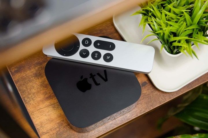 La ricevilo kaj teleregilo Apple TV 4K situas sur amaskomunikila stando.
