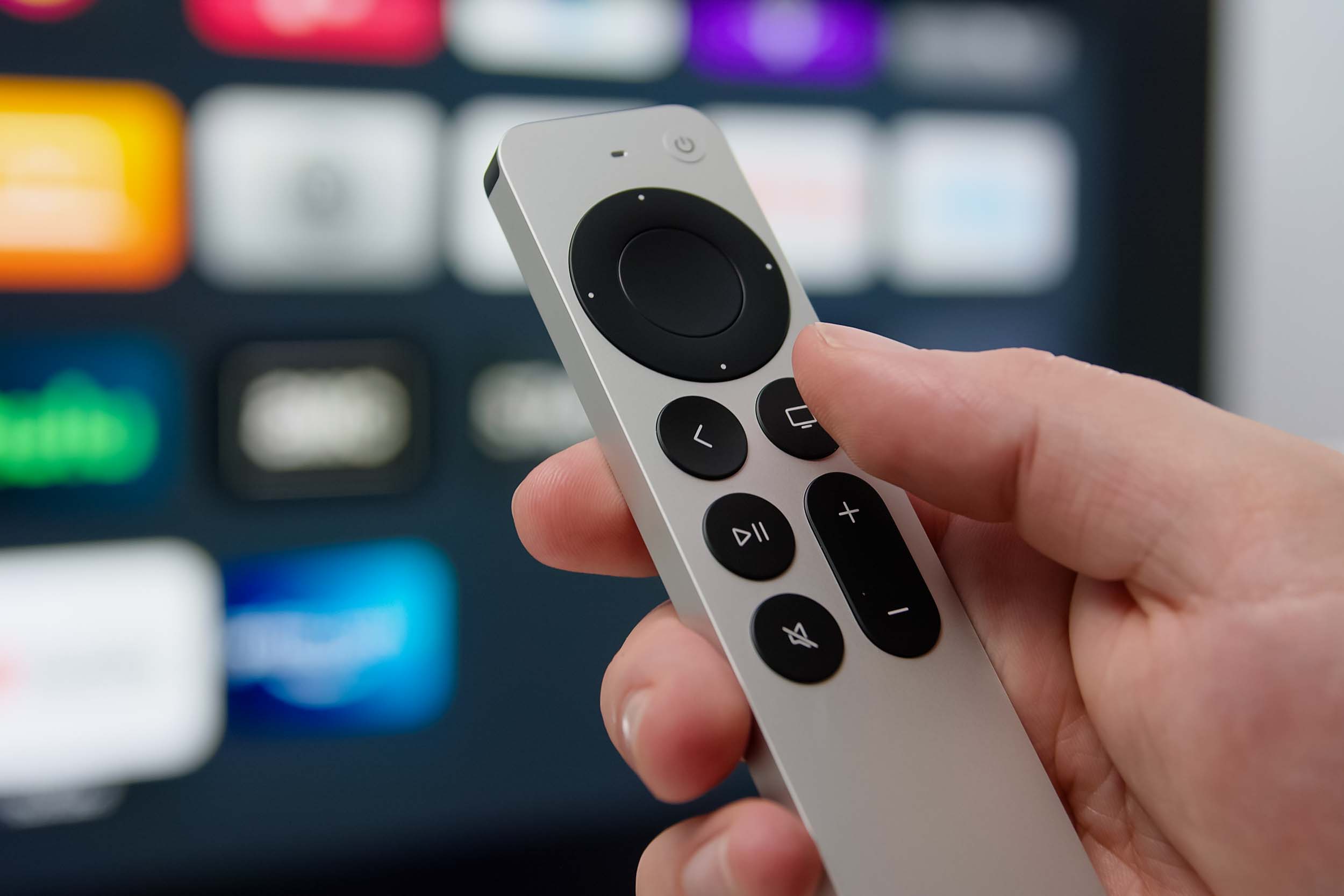 El Siri Remote en la mano de alguien.