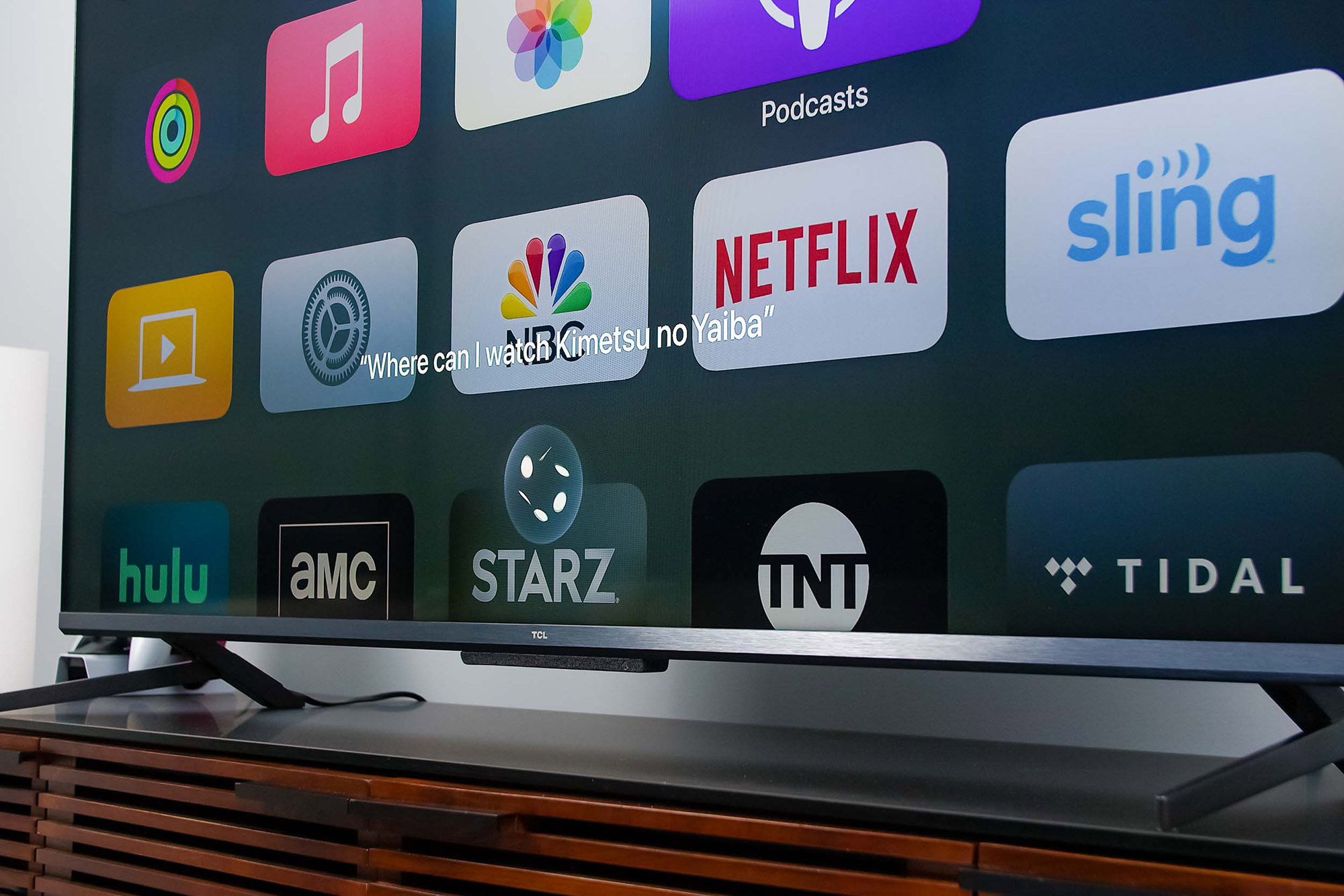 کنترل صوتی Apple 4K TV برای جستجوی یک برنامه تلویزیونی استفاده می شود.