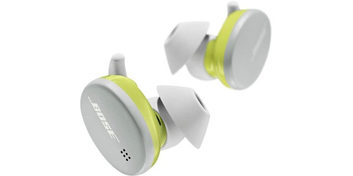 Bose Sport Earbuds sobre un fondo blanco.