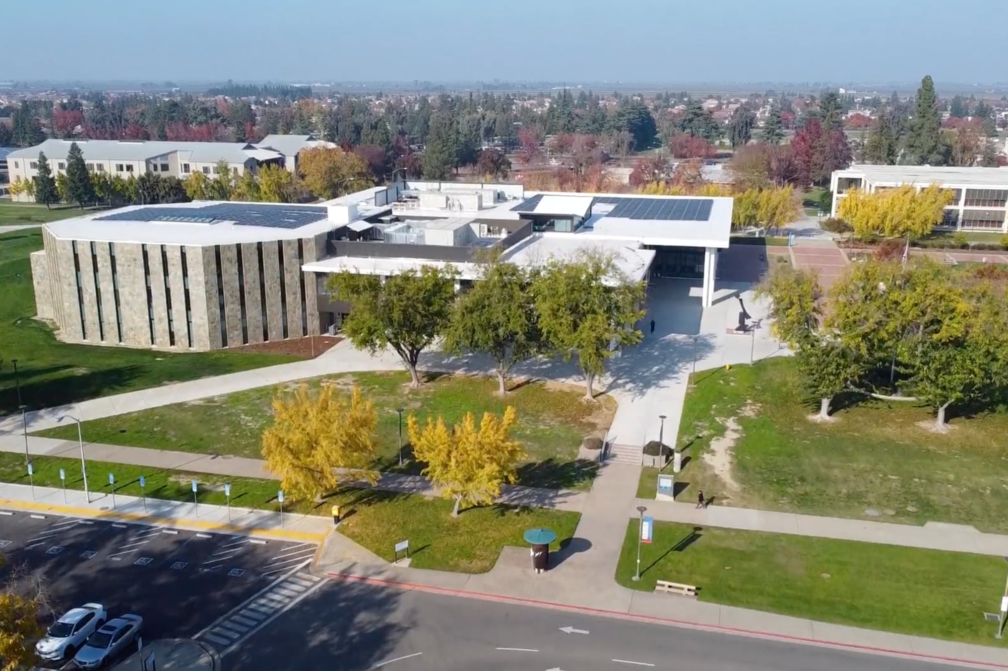 Vista aérea da Universidade Estadual da Califórnia Stanislaus.