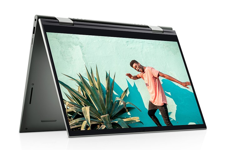 Il laptop Dell Inspiron 14 2-in-1 in modalità tenda e con un'immagine colorata.