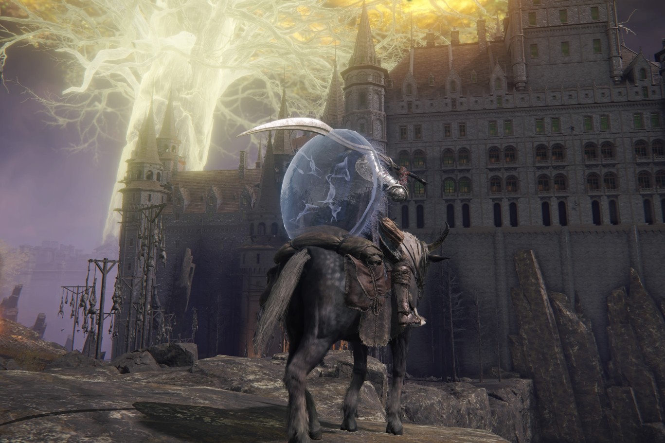 Um jogador de Elden Ring senta em seu cavalo e olha para um castelo à frente.