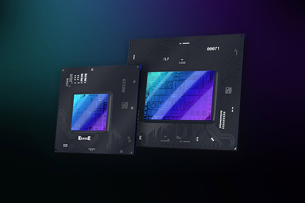 Dois chips Intel Arc na frente de um fundo gradiente azul e roxo.