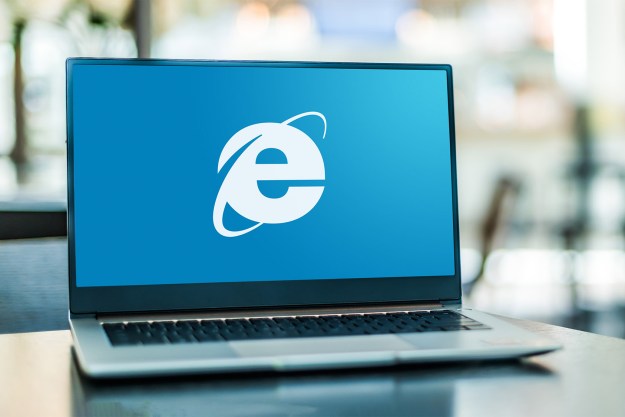 การอัปเดต Windows 10 มิถุนายนจะฆ่า Internet Explorer สำหรับ Good Poznan Pol 1 พฤษภาคม 2021 คอมพิวเตอร์แล็ปท็อปที่แสดงโลโก้