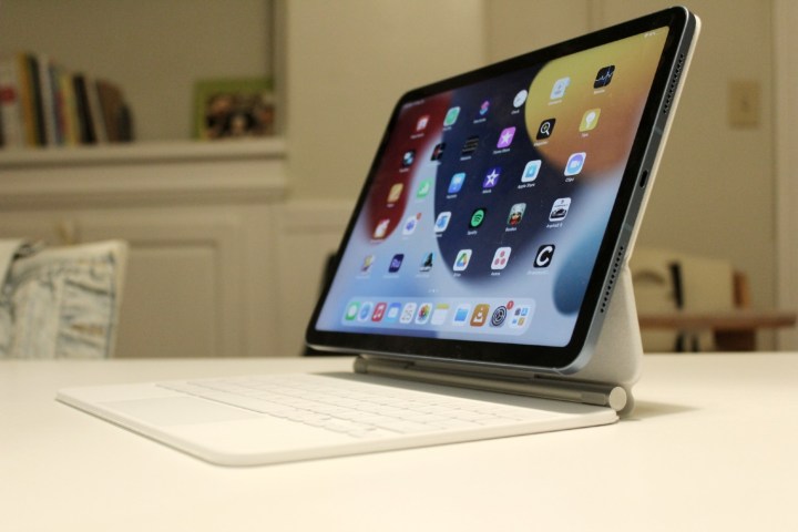 iPad Air به صفحه کلید جادویی متصل است.