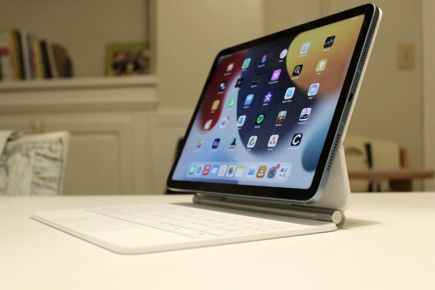 M1 iPad Air (2022) Vs iPad 9th Generation! (Comparison) (Review