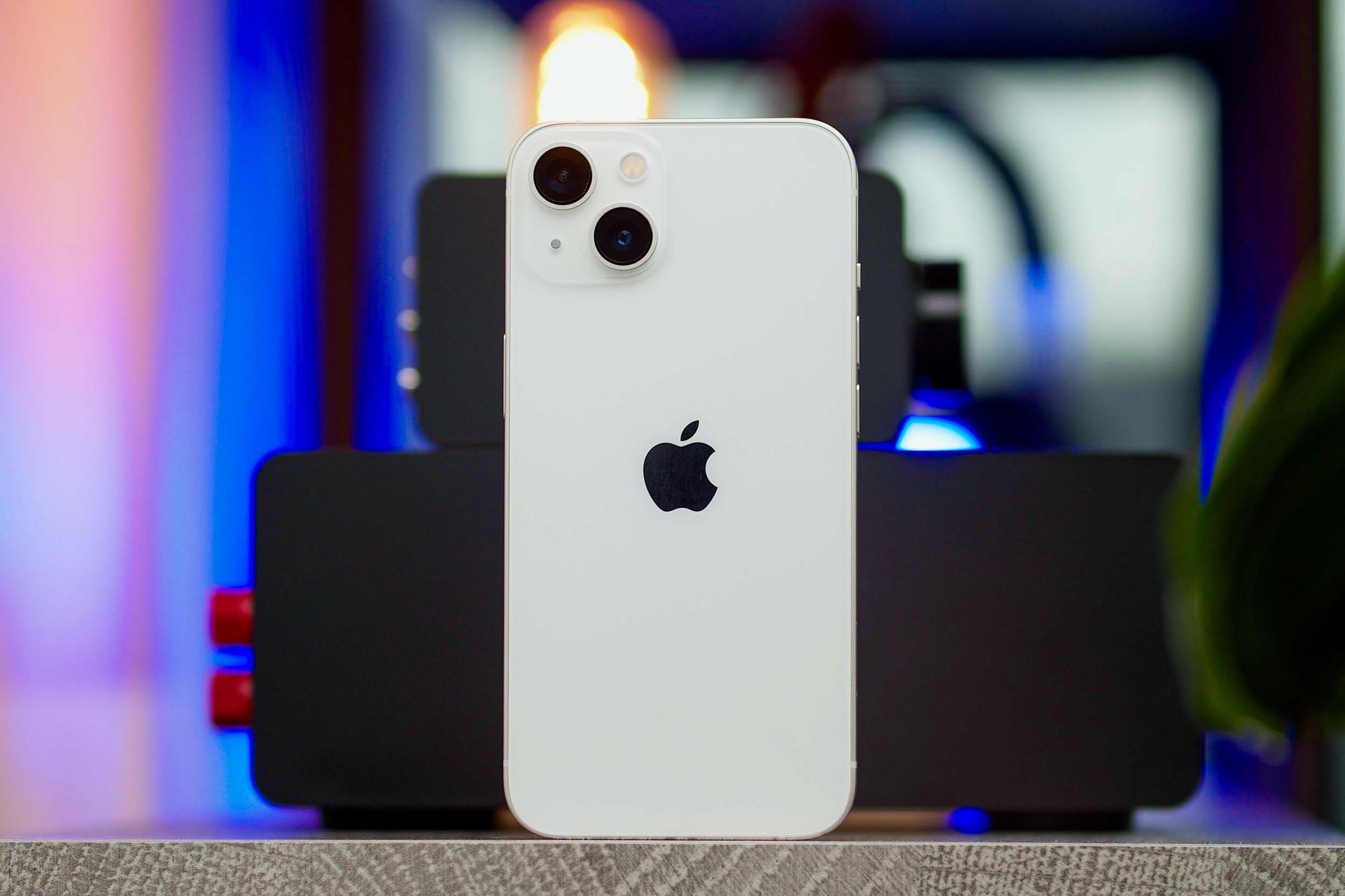 सफेद रंग विकल्प में एक iPhone 13।