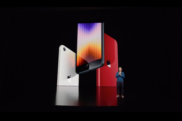 Apple iPhone SE 2022 টিম কুকের সাথে মঞ্চে দেখানো হয়েছে।