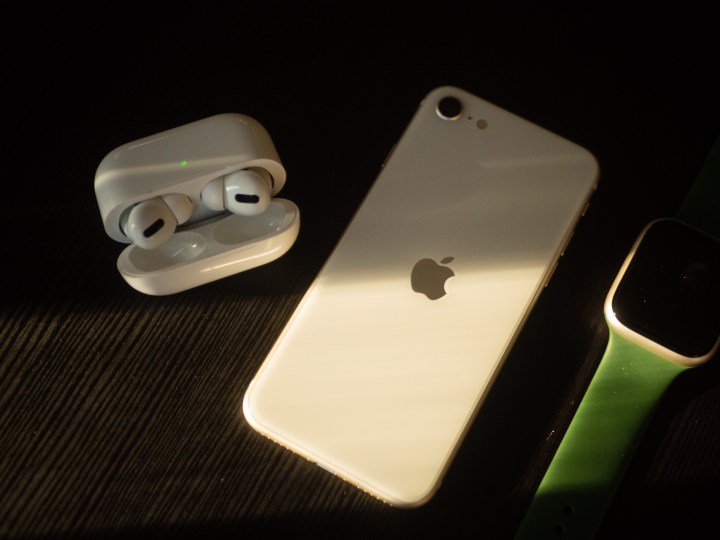 L'iPhone SE 2022 con alcuni altri dispositivi Apple.