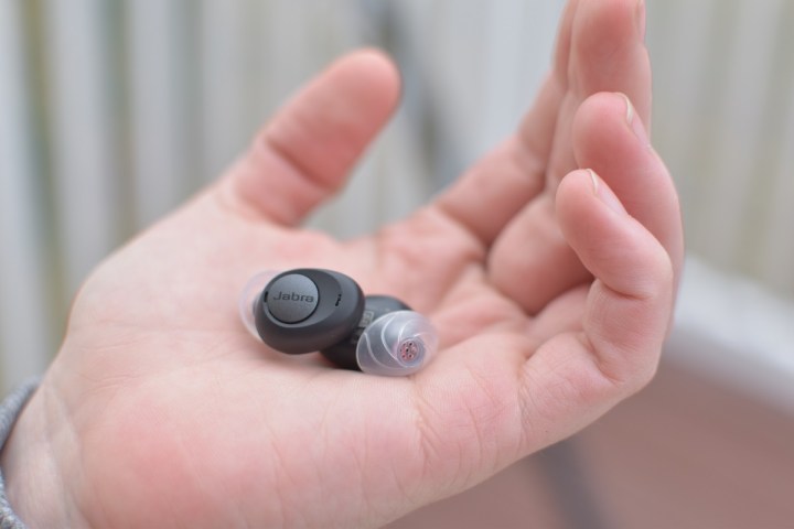 Os fones de ouvido Jabra Enhance Plus são minúsculos.