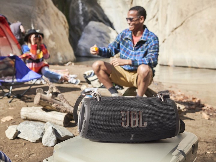 La versione nera dell'altoparlante Bluetooth JBL Xtreme 3 in un campeggio.