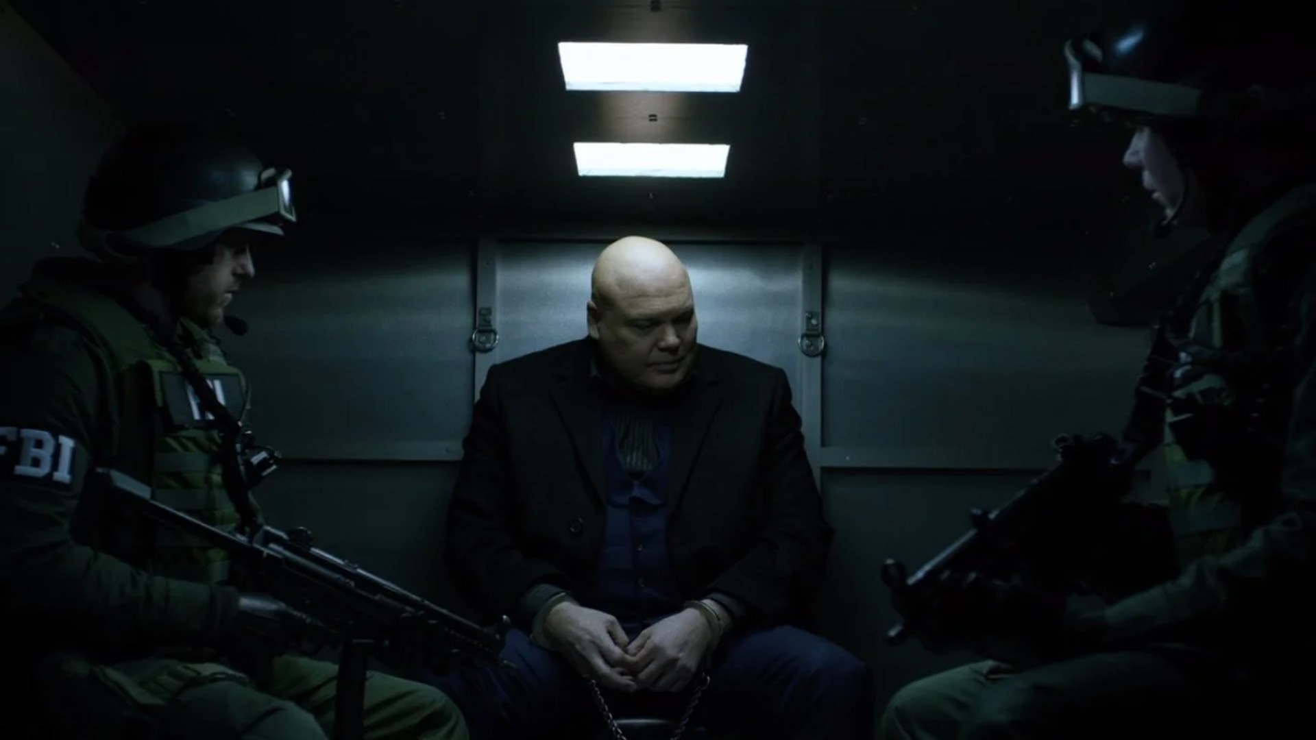 Kingpin en la parte trasera de su escolta del FBI en la primera temporada de Daredevil