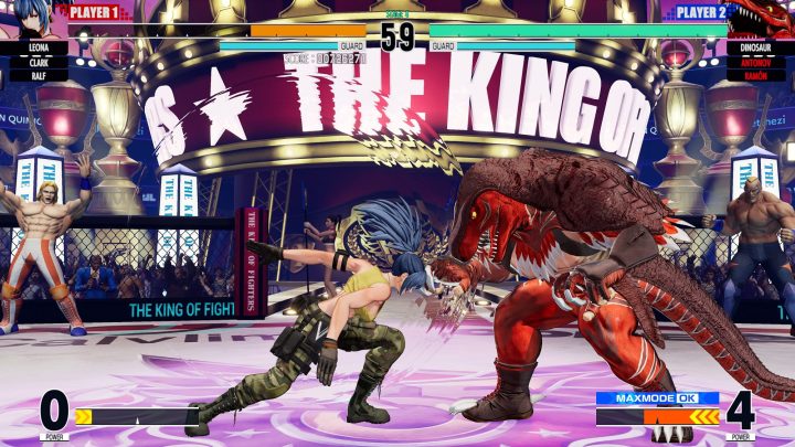 King of Fighters XV ile savaşan leona ve dinozorların kralının ekran görüntüsü.