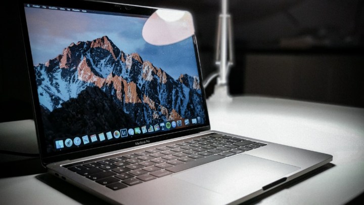 MacBook Pro diletakkan di atas meja.