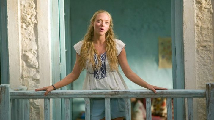 ¡Sophie cantando en su balcón en Mamma Mia!