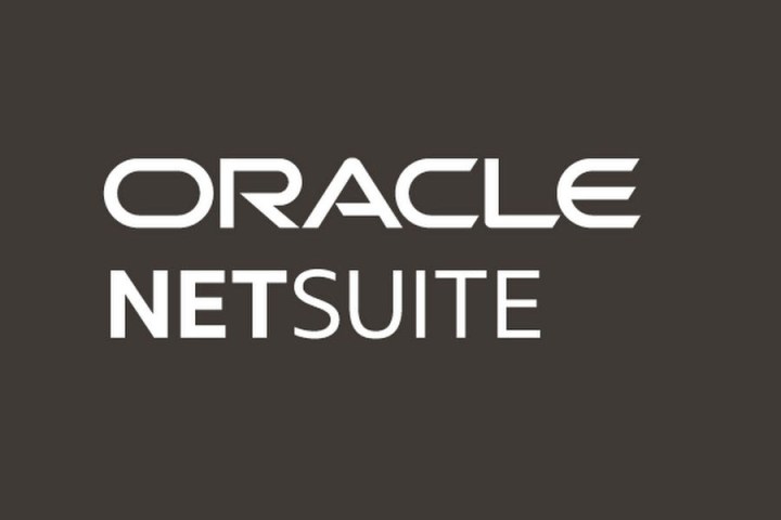 Il logo della contabilità NetSuite su sfondo grigio scuro.