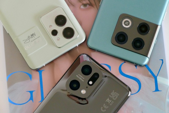 Moduli fotocamera OnePlus 10 Pro, Realme GT 2 Pro e Oppo Find X5 Pro.