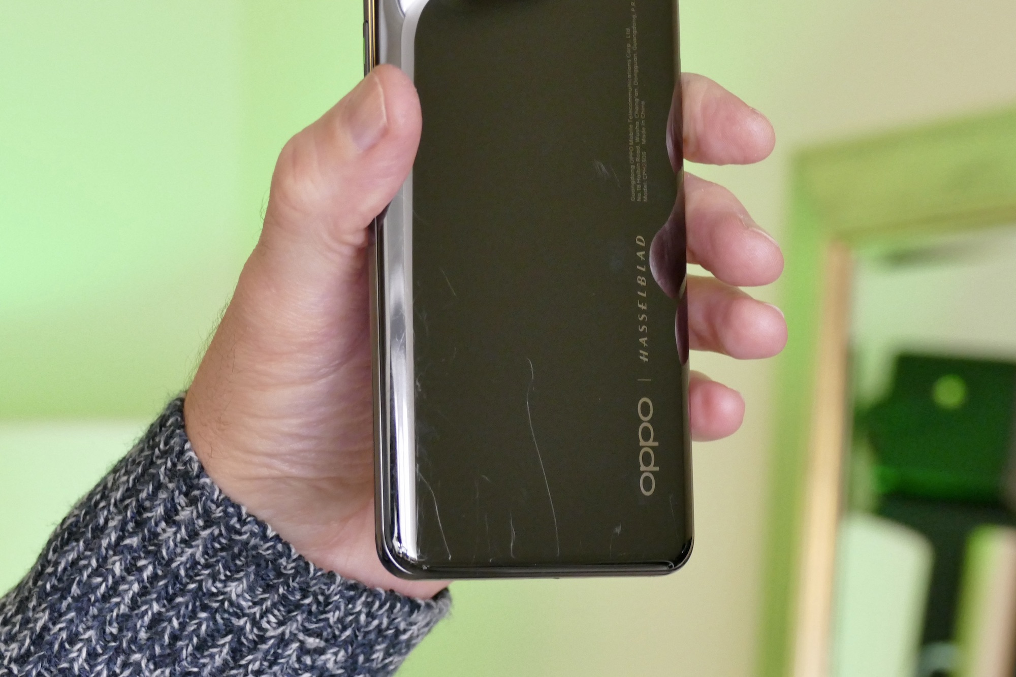 Scratches on the back of the Oppo Find X5 Pro.
