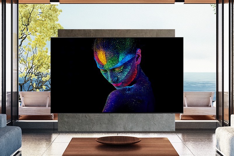 2022 Samsung OLED TV S95B vista montada na parede em frente às janelas.