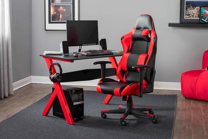 La sedia da gioco SD da gioco con schienale alto di fronte a un PC da gioco.