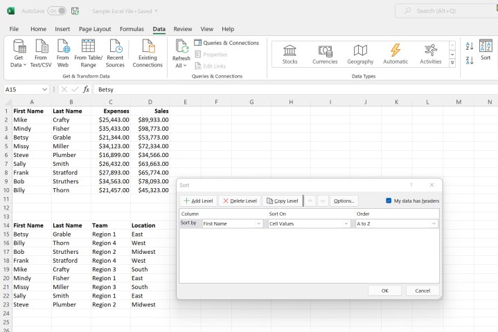 एक तालिका का चयन करना और Microsoft Excel में सॉर्ट बटन का उपयोग करना।