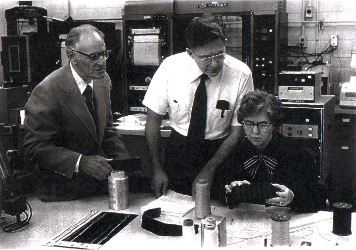 Laboratorio de Investigación Pionero de Fibras Textiles de DuPont. De izquierda a derecha: Dr. Paul Morgan, Dr. Herbert Blades y Stephanie Kwolek. Cortesía de DuPont.