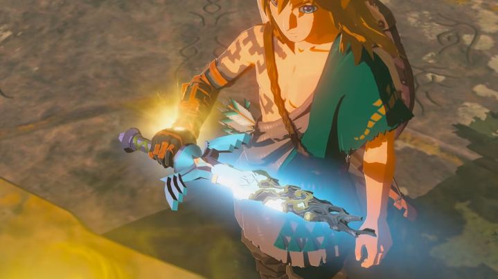 Линк держит поврежденную версию Master Sword из продолжения The Legend of Zelda: Breath of the Wild.