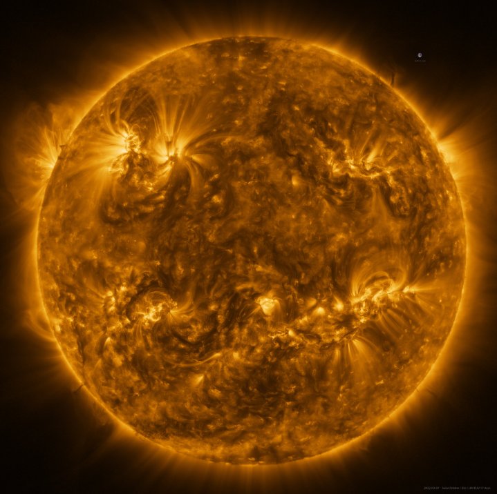 El Sol visto por Solar Orbiter en luz ultravioleta extrema desde una distancia de aproximadamente 75 millones de kilómetros. También se incluye una imagen de la Tierra a escala, en la posición de las 2 en punto.