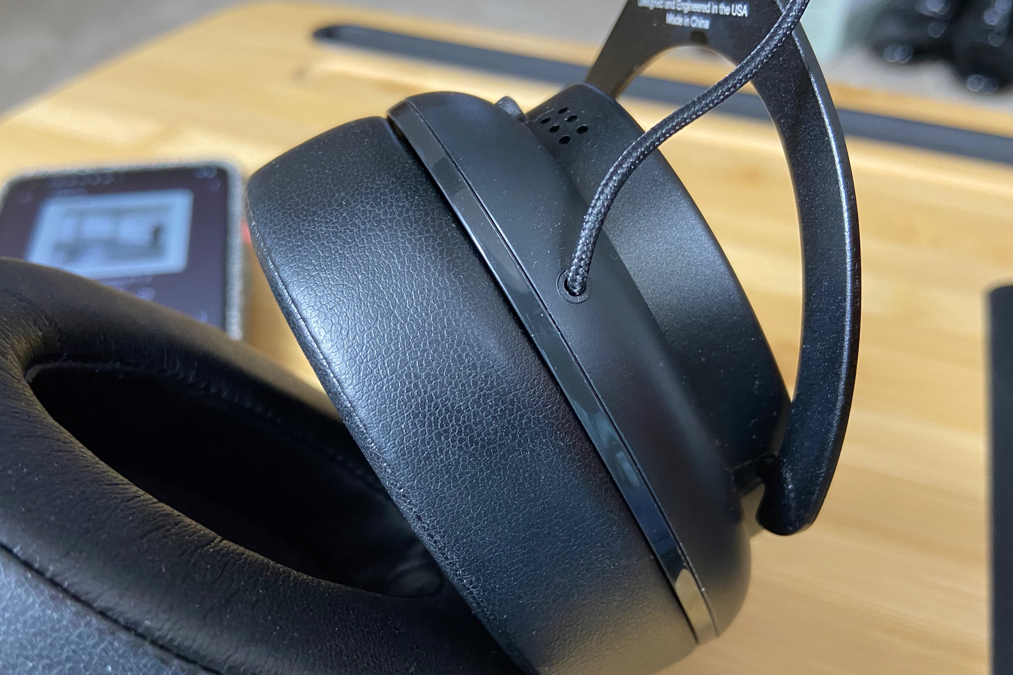 Thinksound OV21有线耳机耳罩特写。