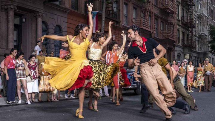 Homens e mulheres dançam em uma rua em "West Side Story".