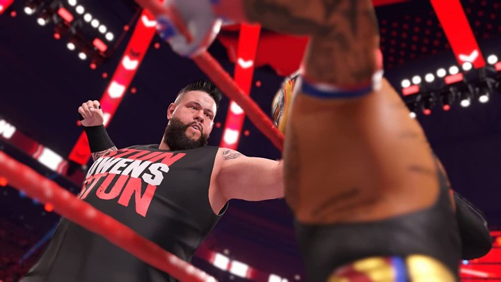 Kevin Owens dá um soco em Rey Mysterio em WWE 2K22.