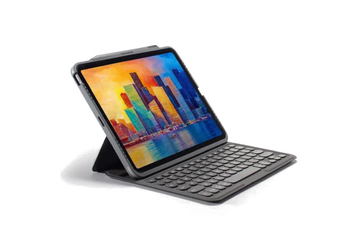 Zagg Pro Keys Keyboard Case con l'iPad Air 5 appoggiato ad angolo.