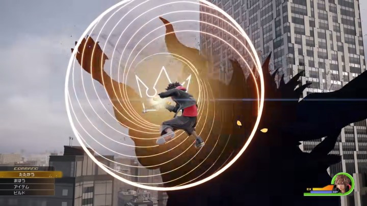 Sora combat un géant sans cœur dans une ville au look moderne dans la bande-annonce de Kingdom Hearts 4.