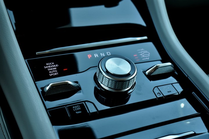 Il cambio rotante dell'ibrido plug-in Jeep Grand Cherokee 4xe del 2022.