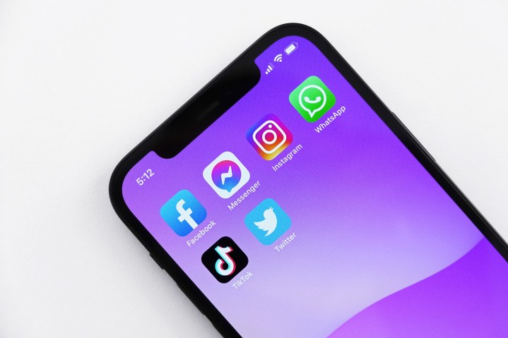 Une série d'icônes d'applications de médias sociaux sur un écran de smartphone coloré.